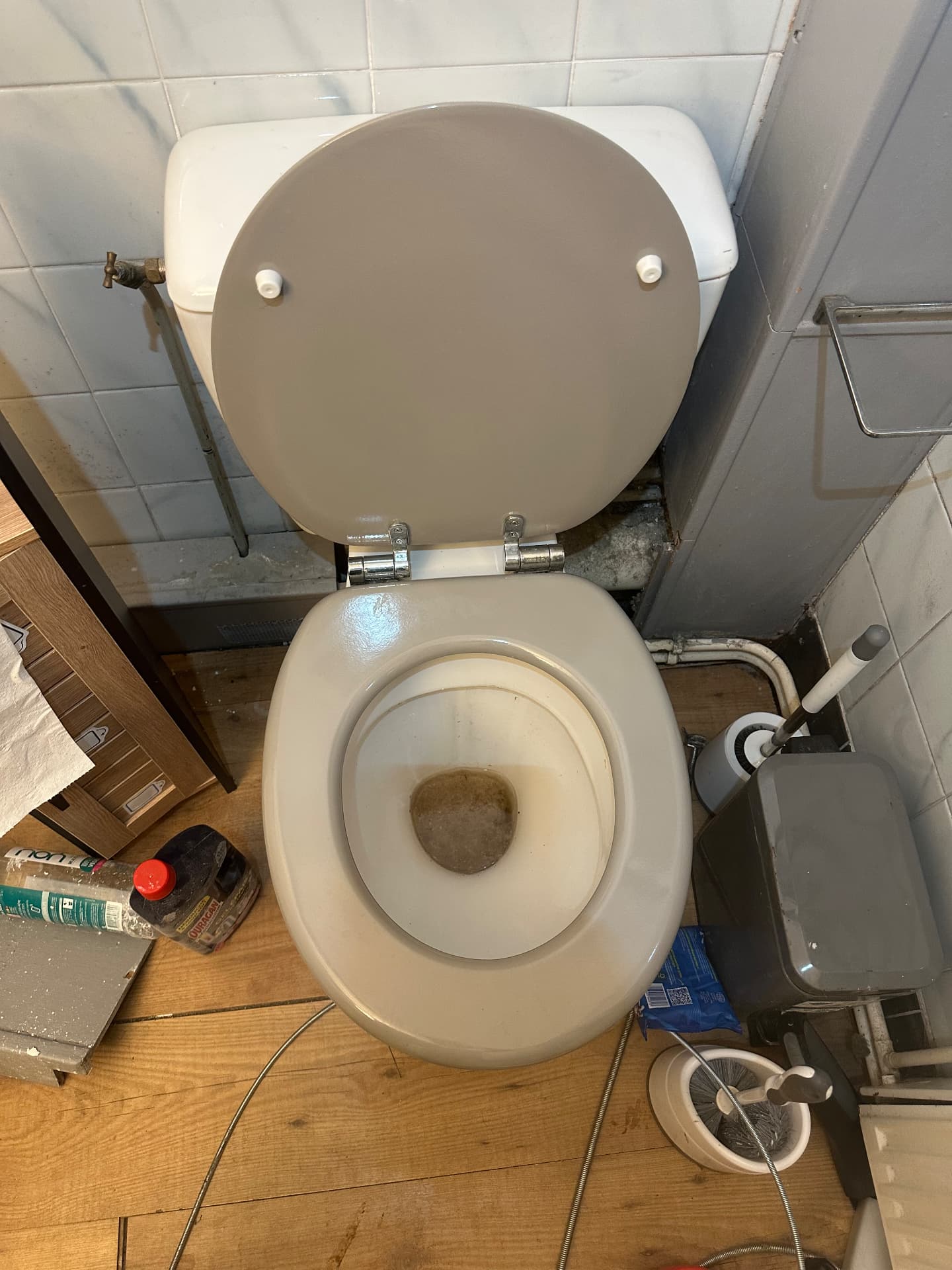 Cuvette de WC bouchée à côté d'une pompe de relevage sanibroyeur — Créteil