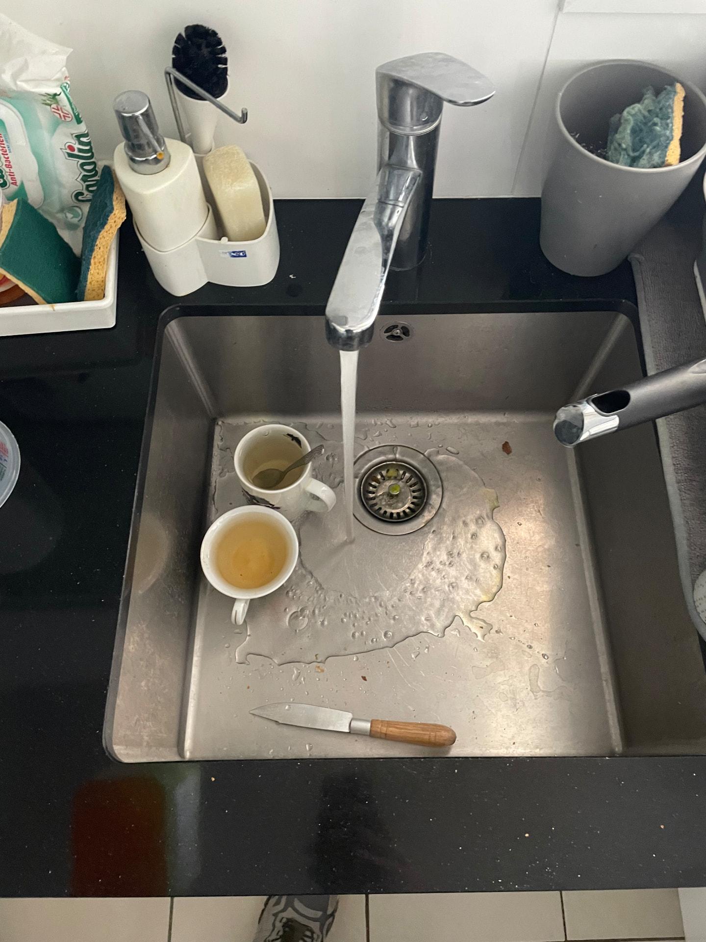 Évier de cuisine bouché : eau stagnante autour de la bonde inox — Meaux