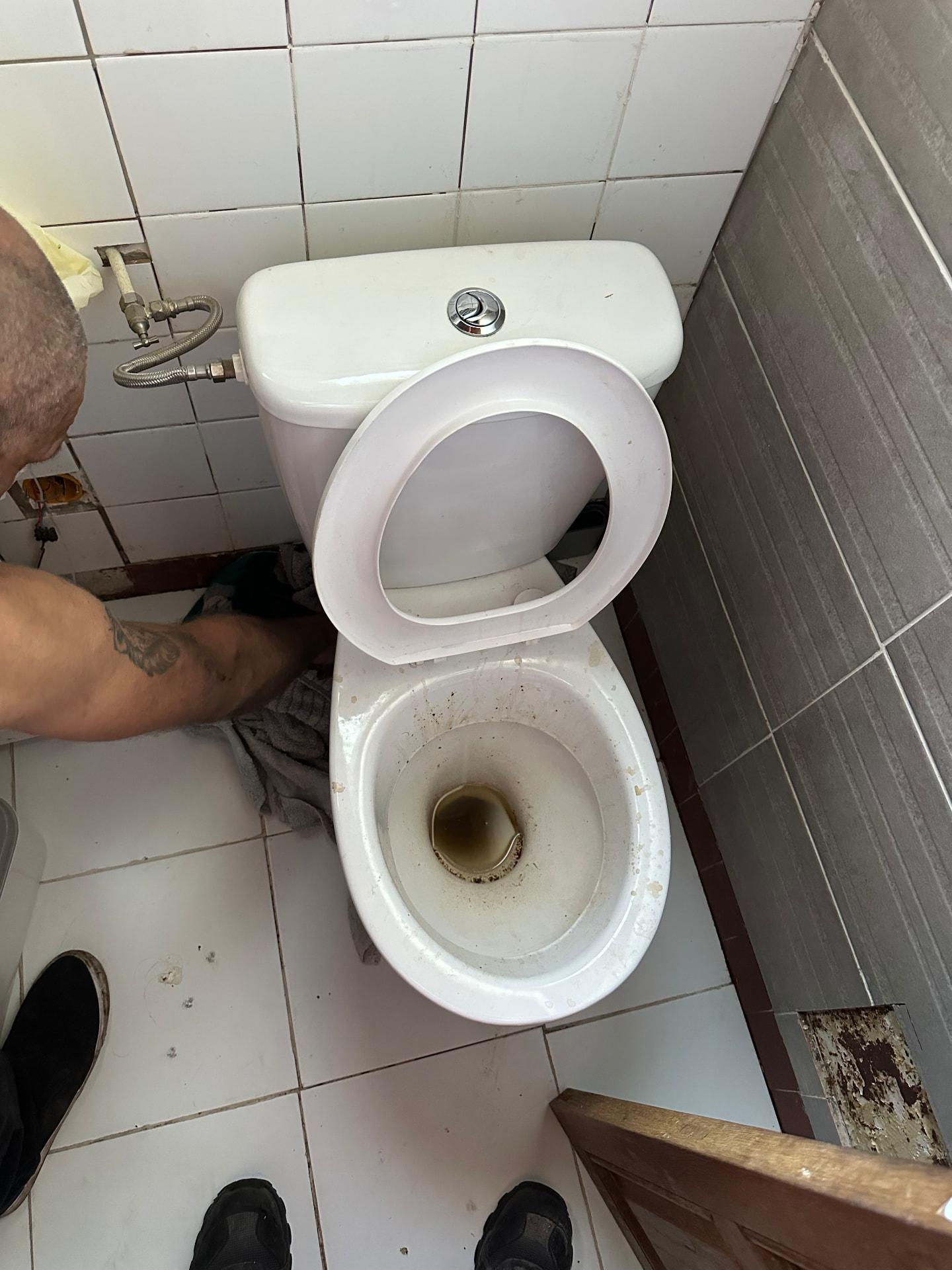 Technicien GIC intervenant sur un WC bouché — Paris 20ᵉ