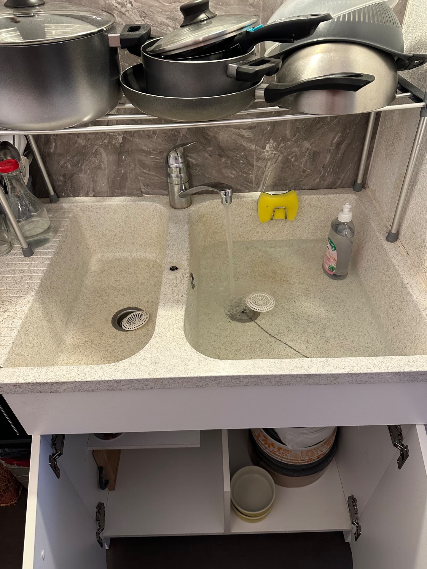 Évier de cuisine qui ne s'évacue plus : bac rempli d'eau sale — Versailles