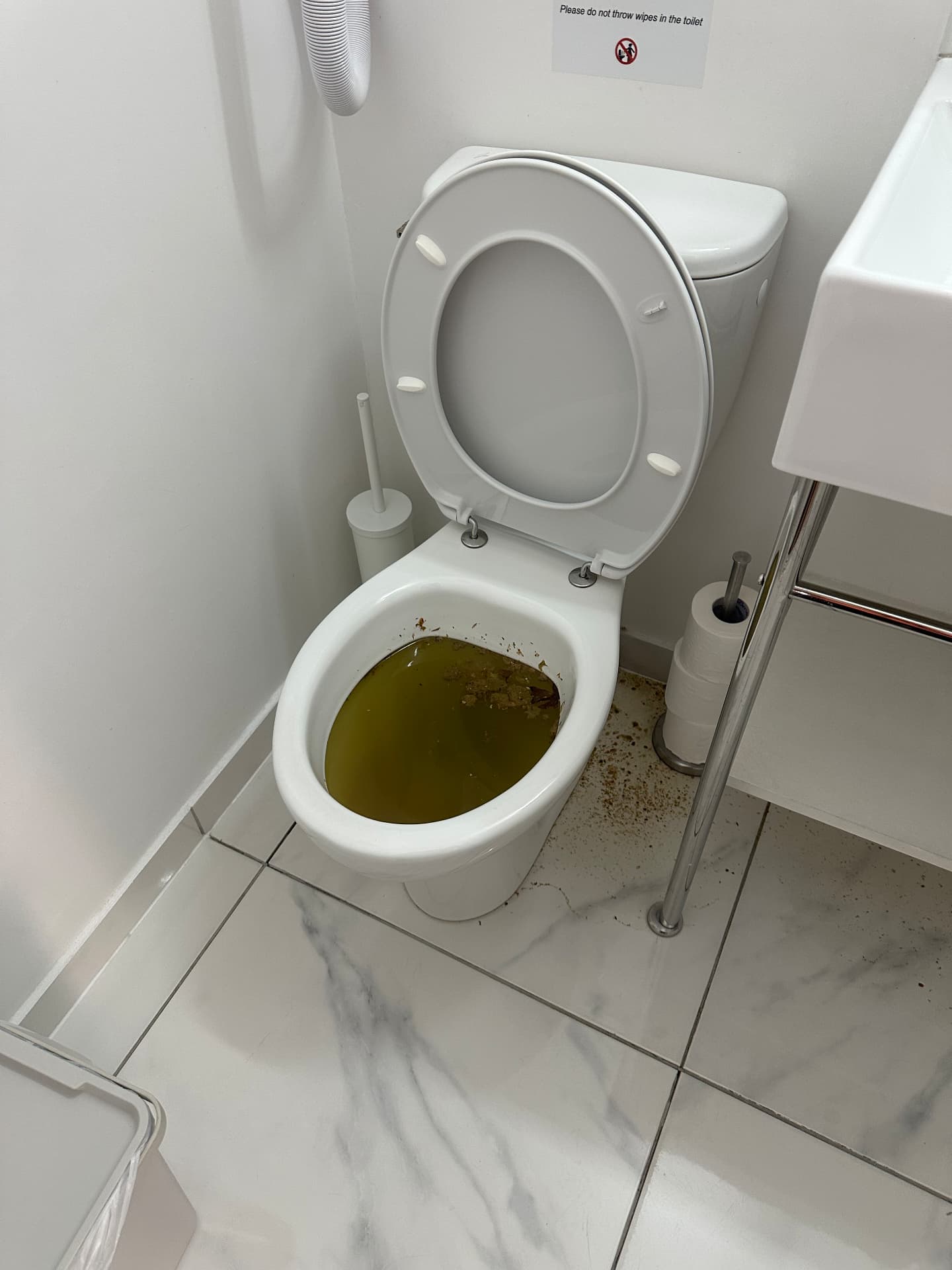 WC de bureau bouché avec débordement d'eaux usées au sol — Saint-Denis
