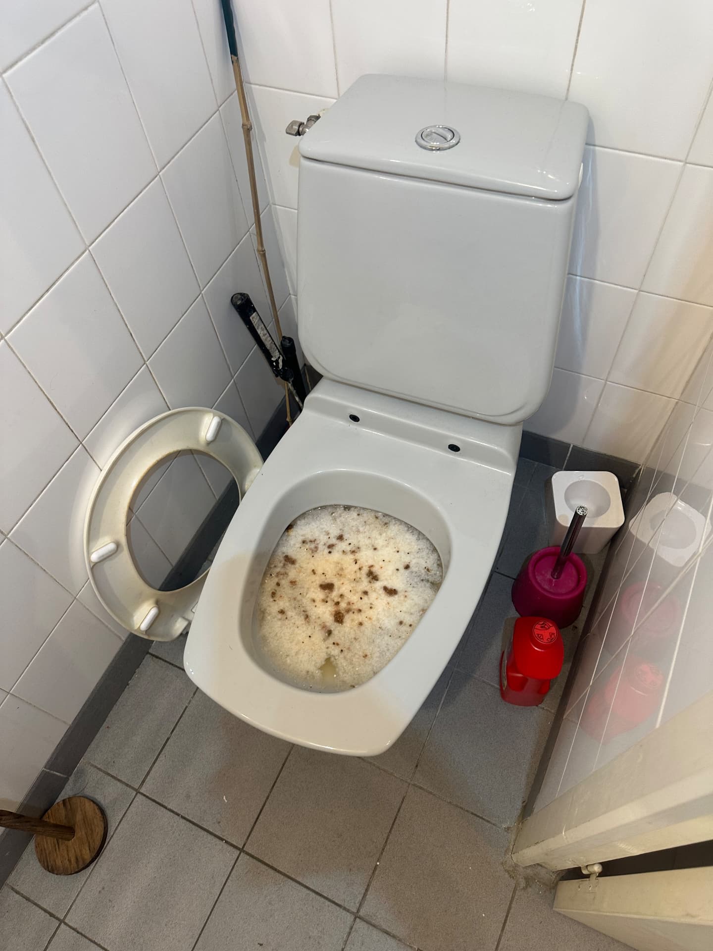 Cuvette de WC saturée de mousse après tentative de débouchage chimique — Montreuil